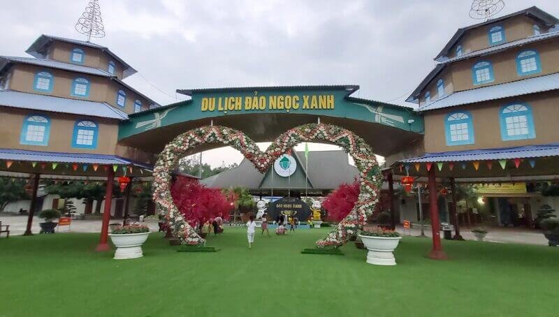 Cổng chào Du lịch Đảo Ngọc Xanh với trang trí hoa hình trái tim vào lúc trời u ám.