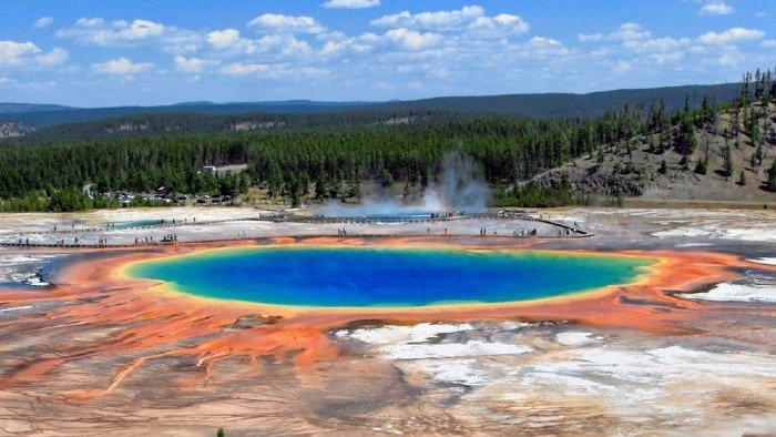 Hồ nước nóng Grand Prismatic nổi bật với sắc màu cầu vồng tại Công viên Quốc gia Yellowstone, Mỹ.