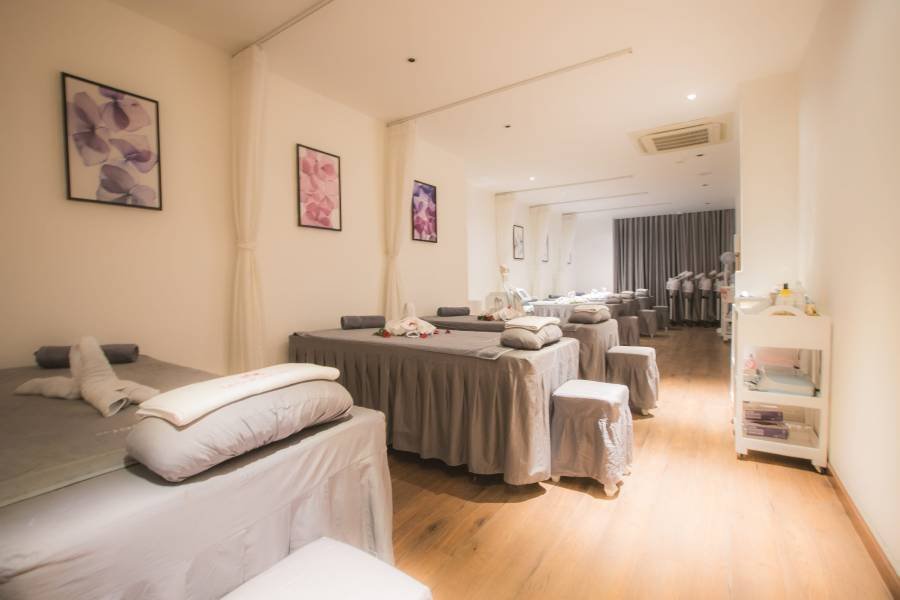Phòng trị liệu spa cao cấp với giường massage xếp gọn gàng trong không gian thư giãn và ấm cúng.