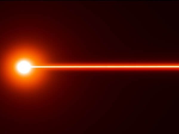 Chùm tia laser đỏ trên nền đen, thể hiện sự mạnh mẽ và công nghệ tiên tiến.