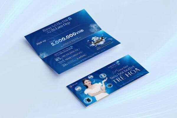 Voucher spa giảm giá gói dịch vụ triệt lông vĩnh viễn, nền xanh, chữ trắng, hình phụ nữ cầm điện thoại, trị giá 5 triệu.