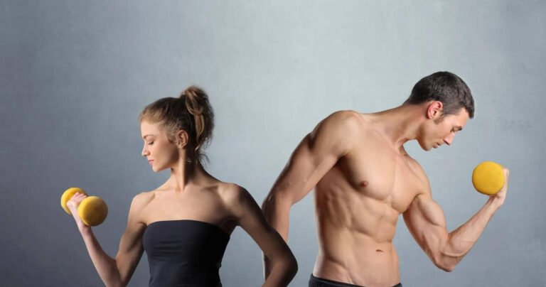 Nam và nữ tập tạ với tạ tay màu vàng, thể hiện sự mạnh mẽ và khỏe khoắn.