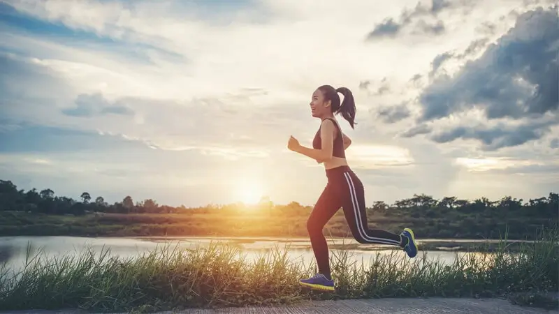 Người phụ nữ chạy bộ buổi sáng bên hồ, phong cảnh bình minh tuyệt đẹp.
