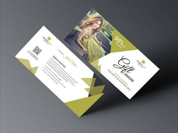Phiếu quà tặng giảm giá 50% với hình ảnh người phụ nữ đang mỉm cười mặc váy xanh trên nền xanh lá cây.