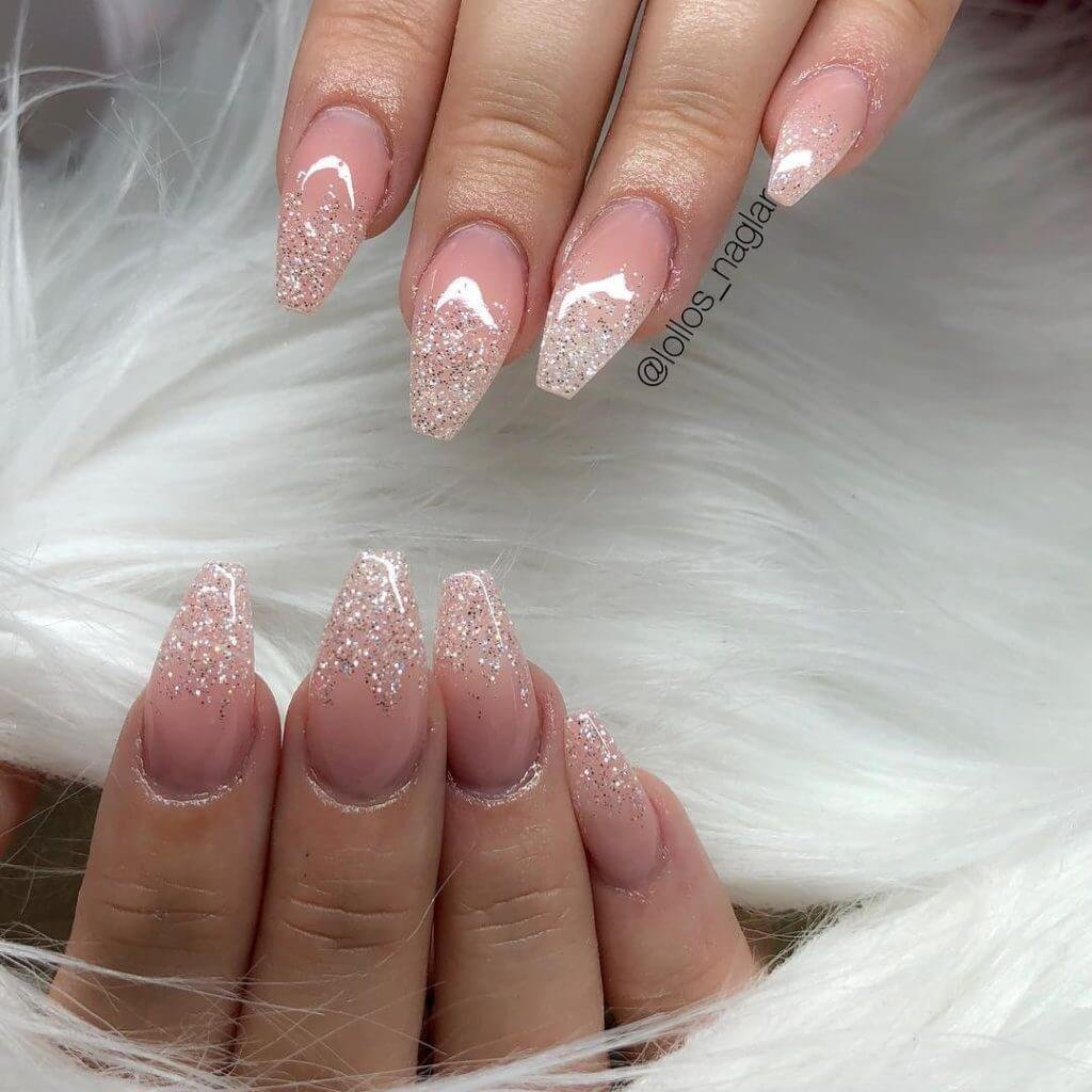 Móng tay nhọn đính kim tuyến lấp lánh, thiết kế thời trang nền trắng lông mịn.