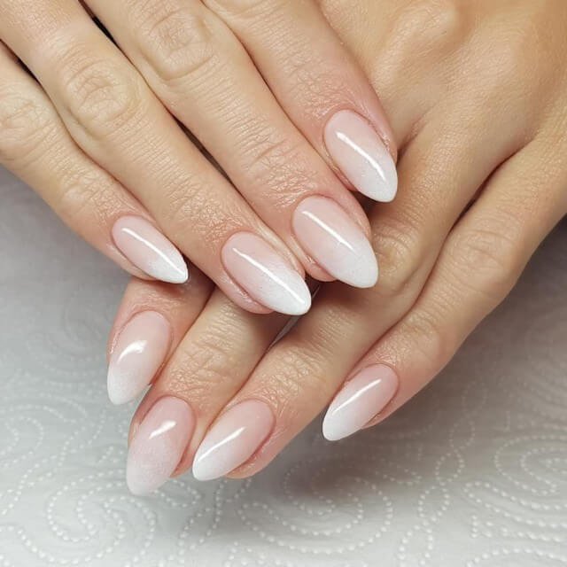 Móng tay ombre tráng hồng tinh tế, phong cách thời trang nữ tính và hiện đại, bề mặt bóng mượt.