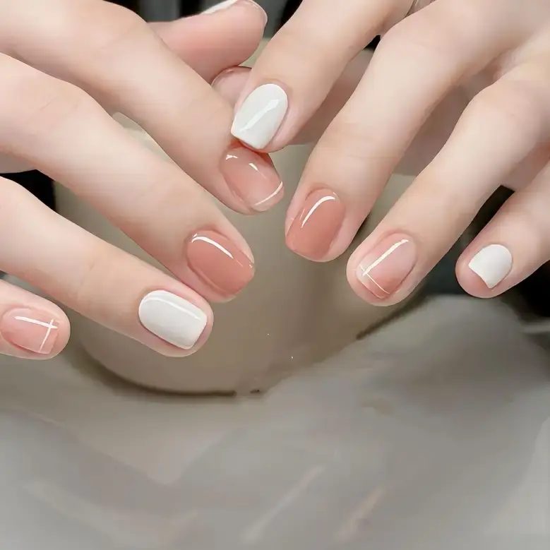 Bộ móng tay gel hồng nhạt và trắng, thiết kế đơn giản, thanh lịch.