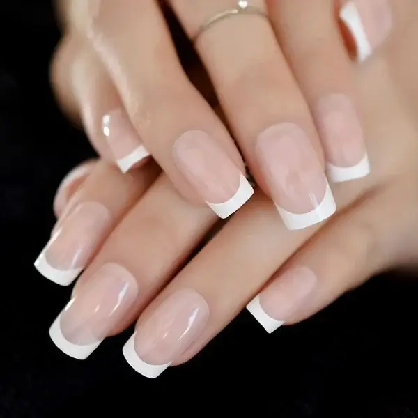 Đôi tay với móng tay kiểu Pháp sang trọng, nền tối tạo điểm nhấn cho móng tay sáng bóng.