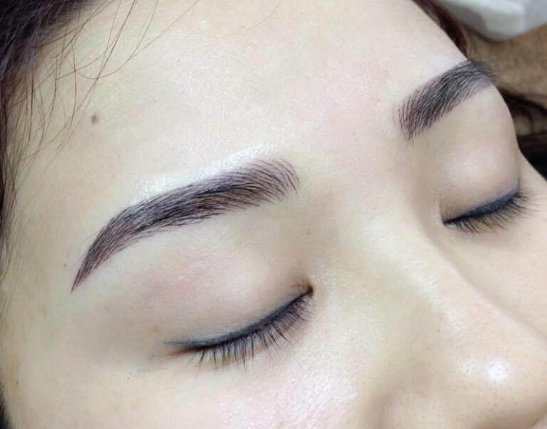 Cận cảnh đôi lông mày được phun thêu tự nhiên, da mịn màng.