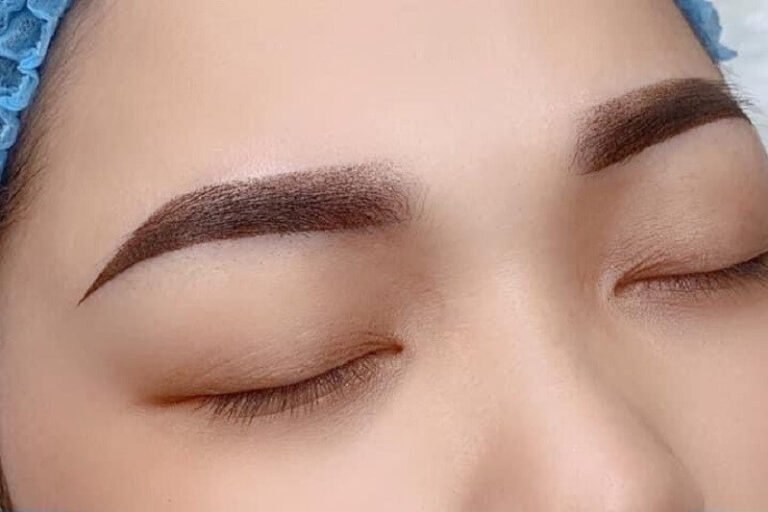 Đôi lông mày sắc nét sau khi xăm, thể hiện sự chăm sóc sắc đẹp và kỹ thuật tạo dáng chuyên nghiệp.