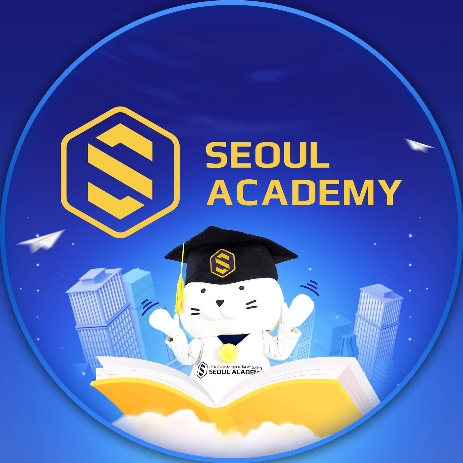 Hình ảnh thú bông đội tốt nghiệp trước toà nhà với logo và chữ Seoul Academy nổi bật trên nền xanh.