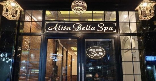 Mặt tiền của Alisa Bella Spa với ánh đèn lung linh, tạo cảm giác thư giãn và sang trọng.