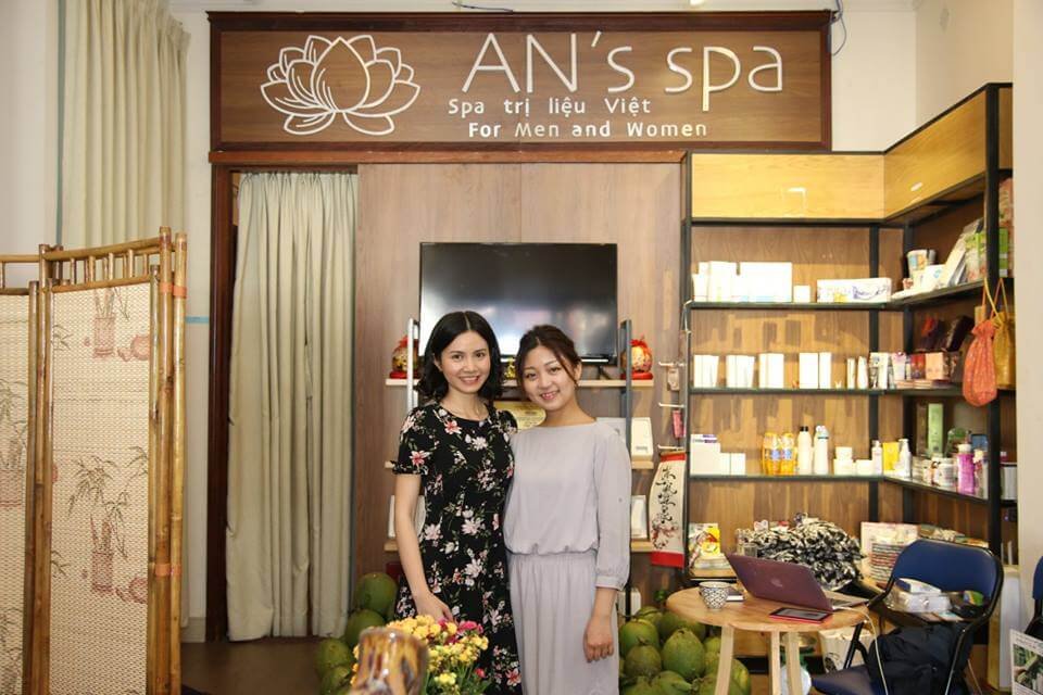 Nhân viên chụp ảnh tại AN's Spa Việt Nam, trị liệu cho nam và nữ, không gian thư giãn với sản phẩm chăm sóc.