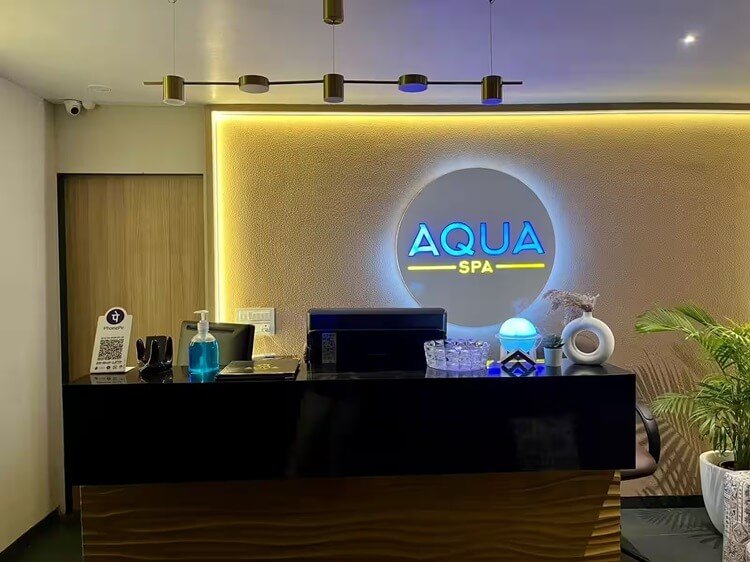 Quầy lễ tân sang trọng tại Aqua Spa với ánh sáng dịu và cây xanh trang trí.