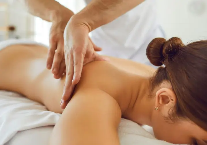 Người phụ nữ đang được massage thư giãn tại spa, tạo cảm giác thoải mái và giảm căng thẳng.