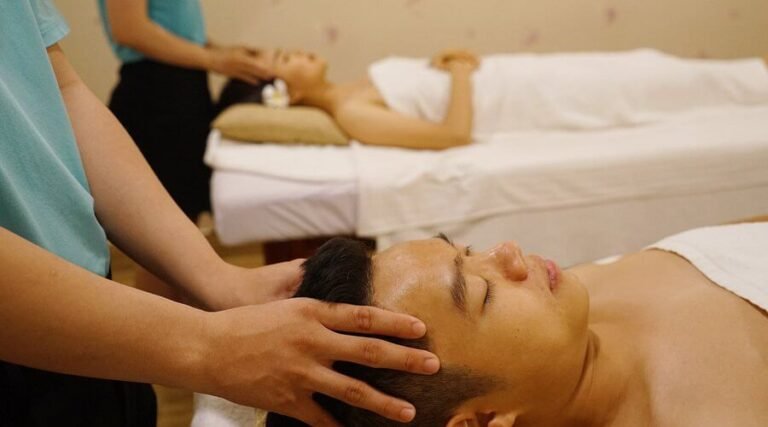 Người đàn ông thư giãn với liệu pháp massage đầu tại spa, không gian thư giãn, phục hồi năng lượng.