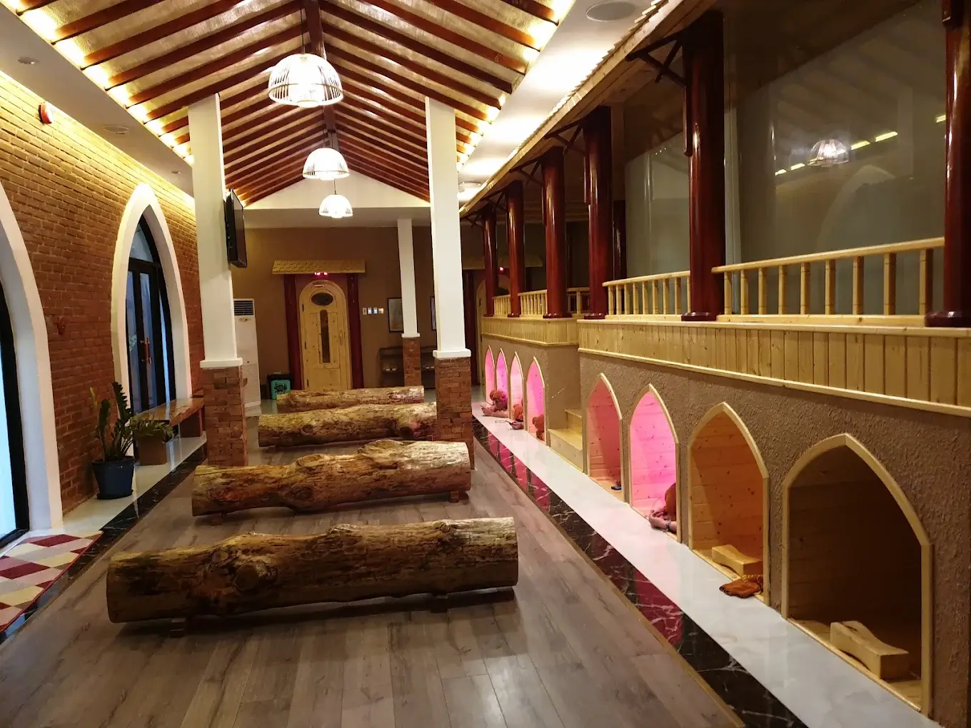 Nội thất phòng spa sang trọng với thiết kế gỗ ấm cúng và ánh sáng dịu dàng, tạo không gian thư giãn tinh tế.