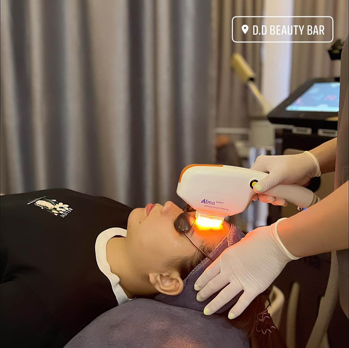 Khách hàng nhận liệu trình laser thẩm mỹ tại D.D Beauty Bar.