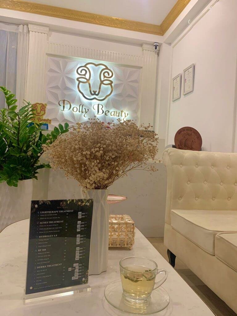 Spa Dolly Beauty với không gian sang trọng, hoa khô và thực đơn dịch vụ trên bàn.
