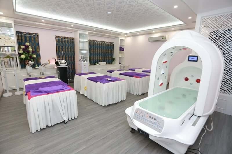 Phòng spa hiện đại với giường massage và thiết bị thẩm mỹ cao cấp, không gian sang trọng, tiện nghi.
