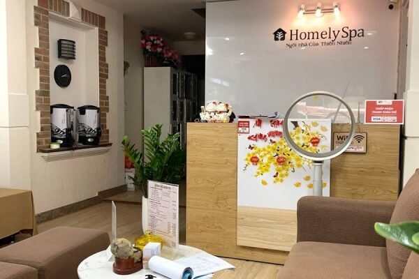 Lễ tân của Homely Spa với trang trí hoa và nội thất sang trọng, tạo cảm giác ấm cúng và thư giãn cho khách.