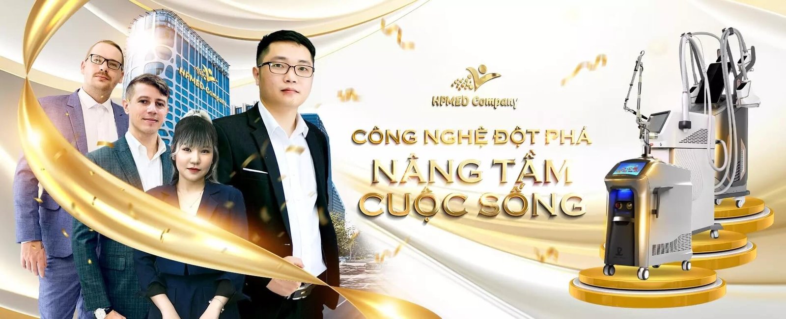 Những người đứng trước tòa nhà và thiết bị hiện đại, với khẩu hiệu Công Nghệ Đột Phá, Nâng Tầm Cuộc Sống.