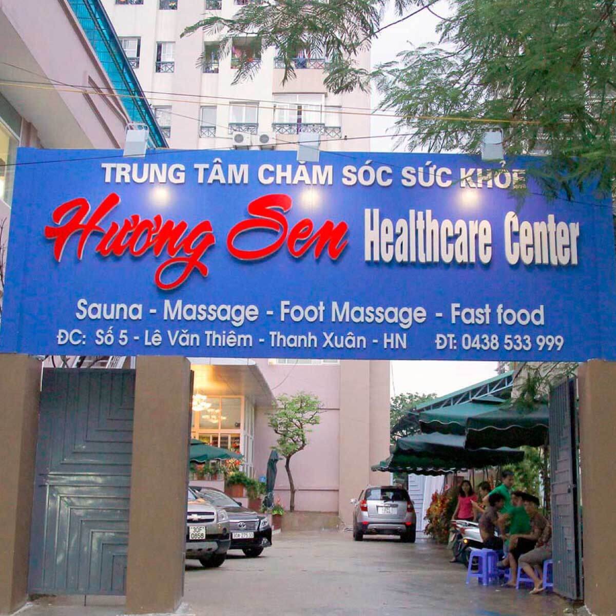 Trung tâm chăm sóc sức khỏe Hương Sen tại Thanh Xuân, Hà Nội, cung cấp dịch vụ mát-xa và đồ ăn nhanh.