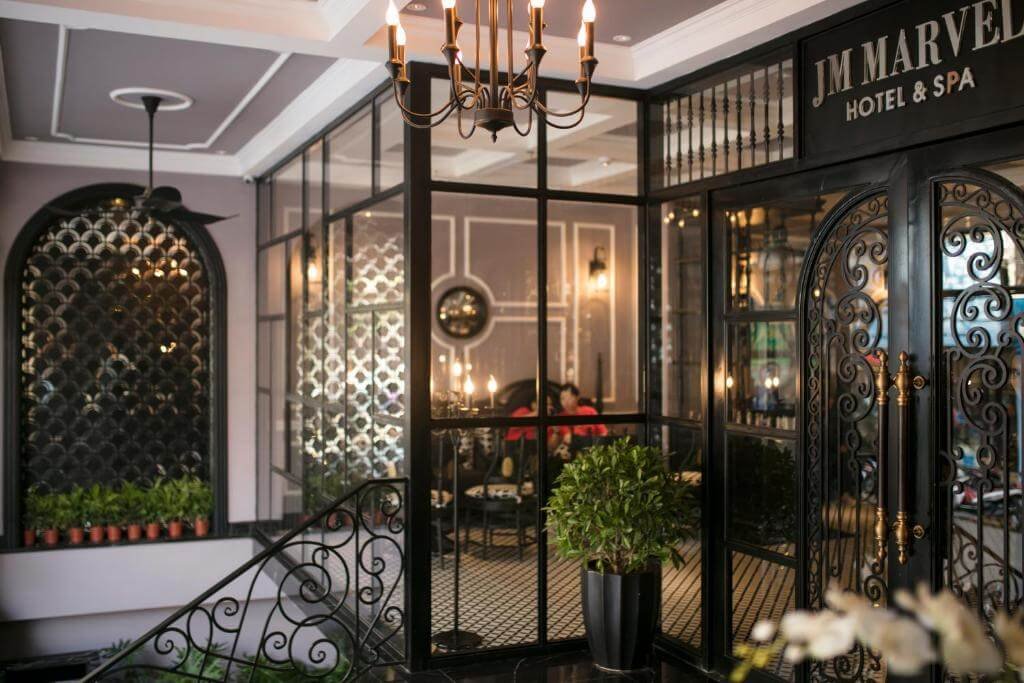 Khách sạn JM Marvel Hotel & Spa với nội thất sang trọng và đèn chùm lộng lẫy.