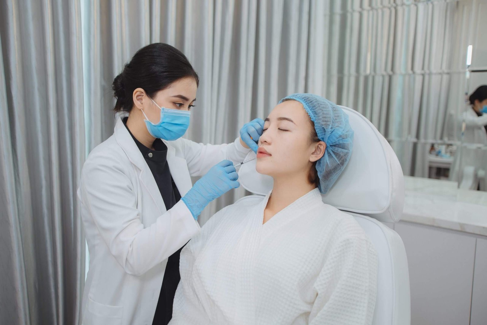 Bác sĩ tiêm filler cho bệnh nhân trong phòng khám thẩm mỹ chuyên nghiệp, đảm bảo an toàn và hiệu quả.