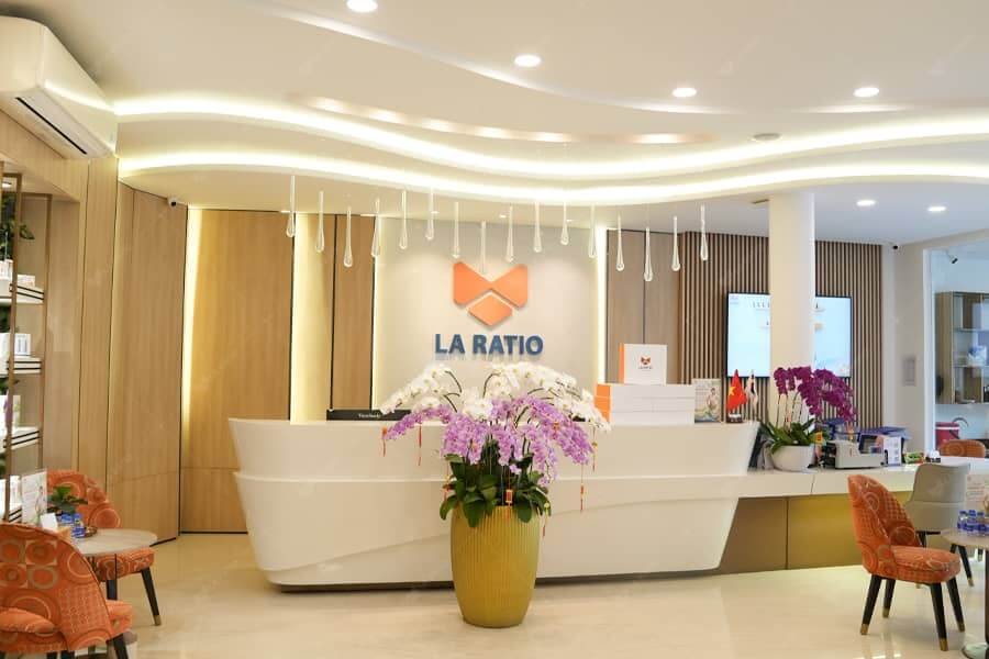 Không gian sảnh đón của La Ratio với nội thất hiện đại và phong cách, hoa lan trang trí nổi bật trên bàn tiếp tân.