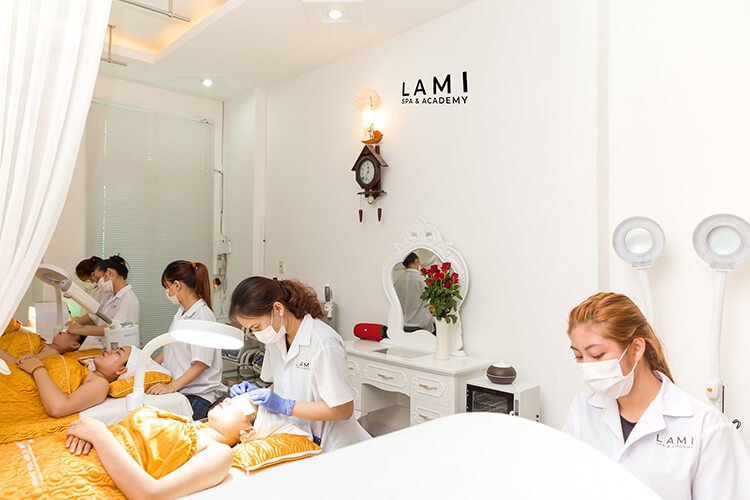 Nhân viên Lami Spa & Academy chăm sóc da mặt cho khách trong không gian thẩm mỹ hiện đại và thoáng mát.