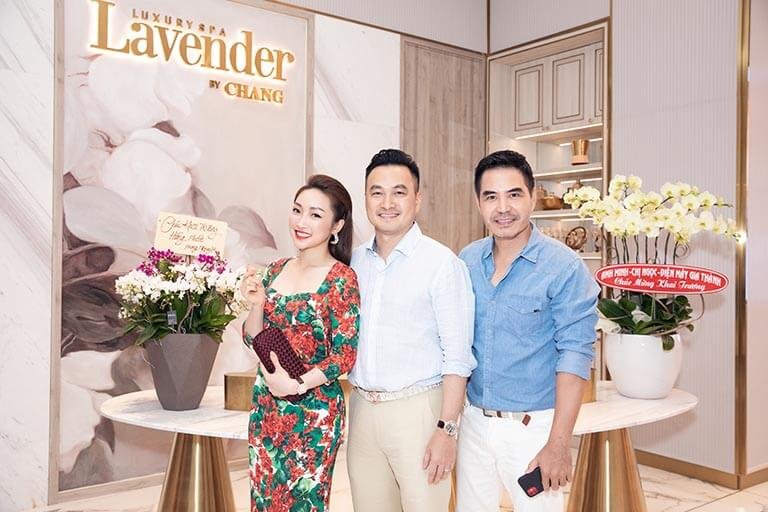 Rất tiếc, tôi không nhận diện được người trong ảnh này. Ba người đứng trước Luxury Spa Lavender.