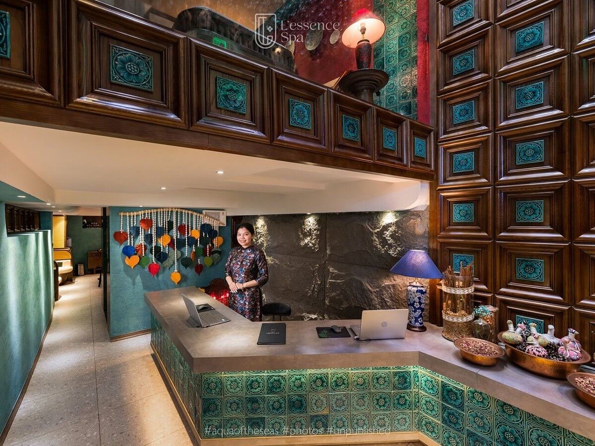 Khu vực lễ tân tại spa, trang trí đèn lồng và gạch hoa văn truyền thống, tạo cảm giác thư giãn và sang trọng.