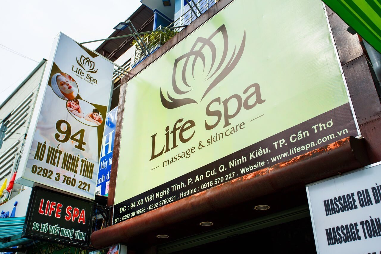 Biển hiệu Life Spa tại 94 Xô Viết Nghệ Tĩnh, Cần Thơ, chuyên massage và chăm sóc da.