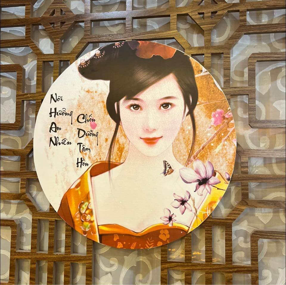 Tranh cô gái xinh đẹp trong trang phục truyền thống với hoa và bướm, chữ thư pháp Nơi hướng an nhiên chốn dưỡng tâm hồn.