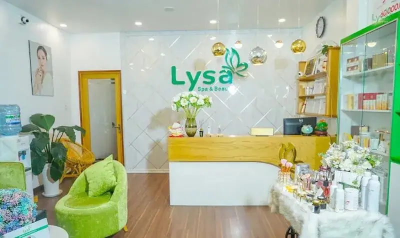 Nội thất spa Lysa với quầy lễ tân, trang trí hiện đại và sản phẩm làm đẹp bày trí gọn gàng.