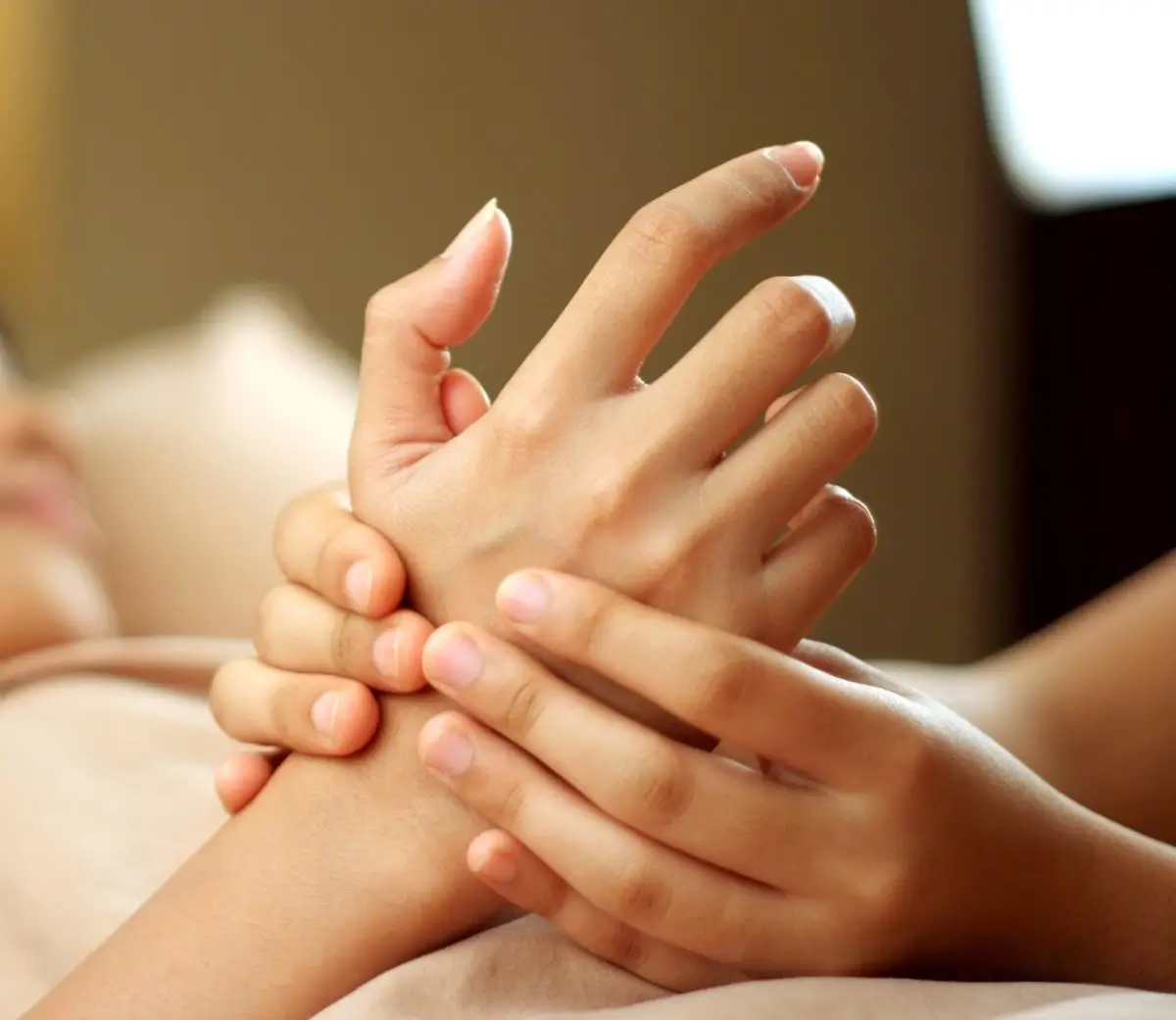 Tay đang được massage nhẹ nhàng, mang lại cảm giác thư giãn, hỗ trợ sức khỏe và giảm căng thẳng.
