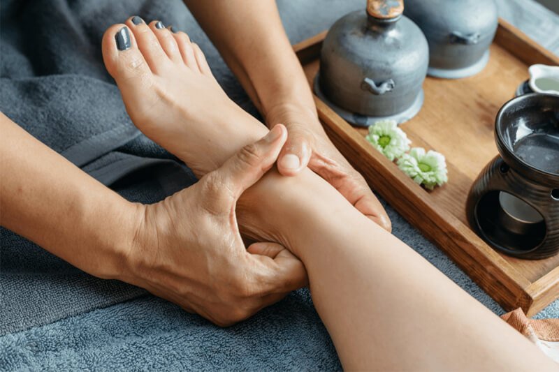 Massage chân thư giãn với hương liệu, bàn tay chuyên nghiệp, nền spa thư giãn.