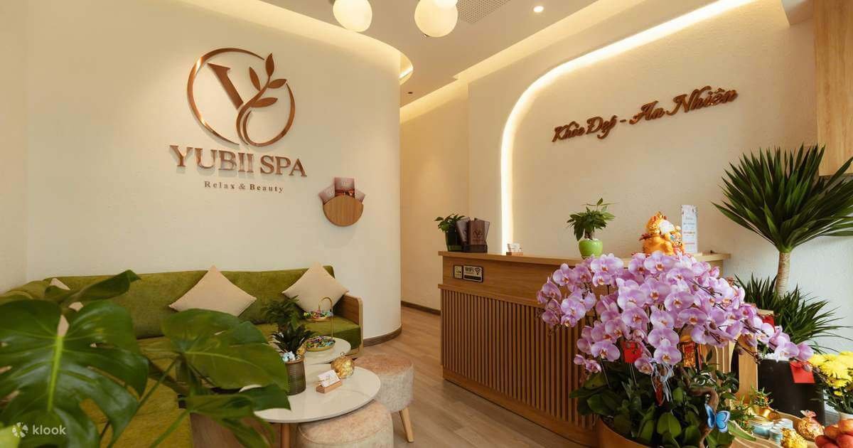 Khu vực lễ tân của spa hiện đại với hoa tươi và nội thất sang trọng, tạo cảm giác thư giãn, thoải mái.