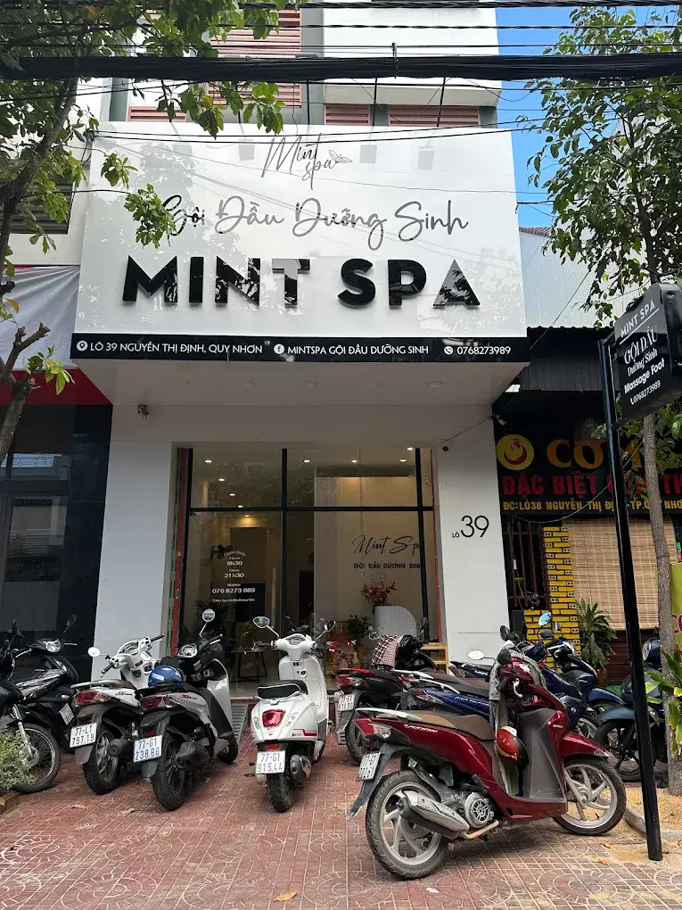 Mint Spa Gội Đầu Dưỡng Sinh tại Lô 39 Nguyễn Thị Định, Quy Nhơn với nhiều xe máy đậu phía trước.