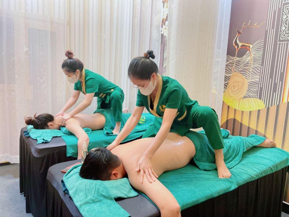 Nhân viên massage chuyên nghiệp đang thực hiện liệu pháp thư giãn cho khách hàng trong spa.