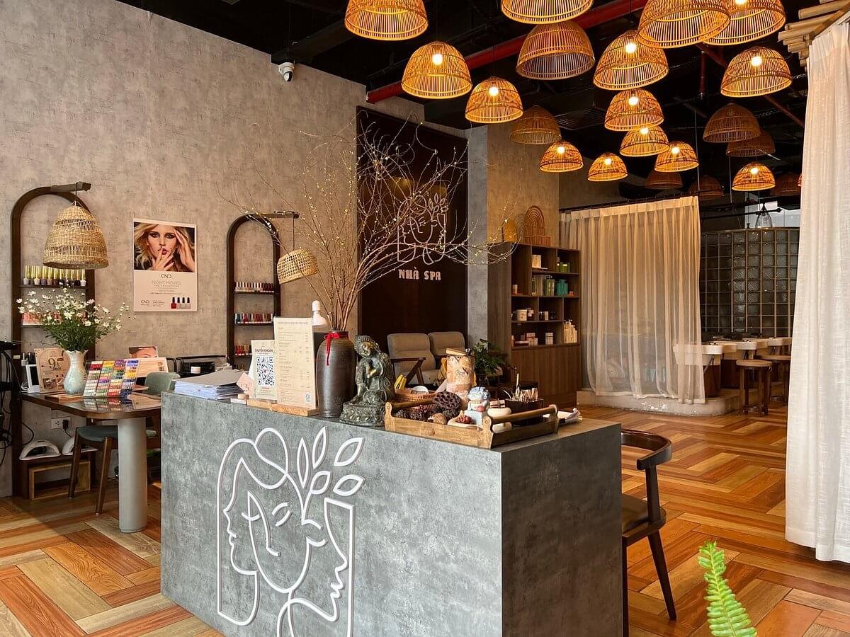 Spa hiện đại với bàn tiếp tân và ánh sáng ấm áp, trang trí nội thất phong cách và sang trọng.