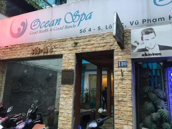Cửa hàng Ocean Spa trên đường Vũ Phạm Hàm, Hà Nội, với biển hiệu và trang trí ngoại thất hiện đại.
