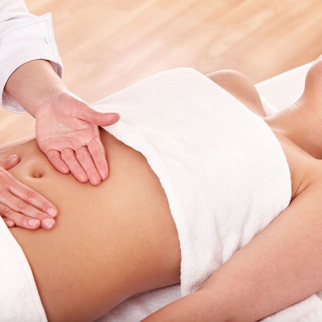 Bấm huyệt trị liệu massage bụng tại spa, thư giãn và chăm sóc sức khỏe cơ thể.