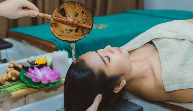 Người phụ nữ thư giãn với liệu pháp dầu đổ lên đầu tại spa sang trọng, tạo cảm giác thư thái tối đa.