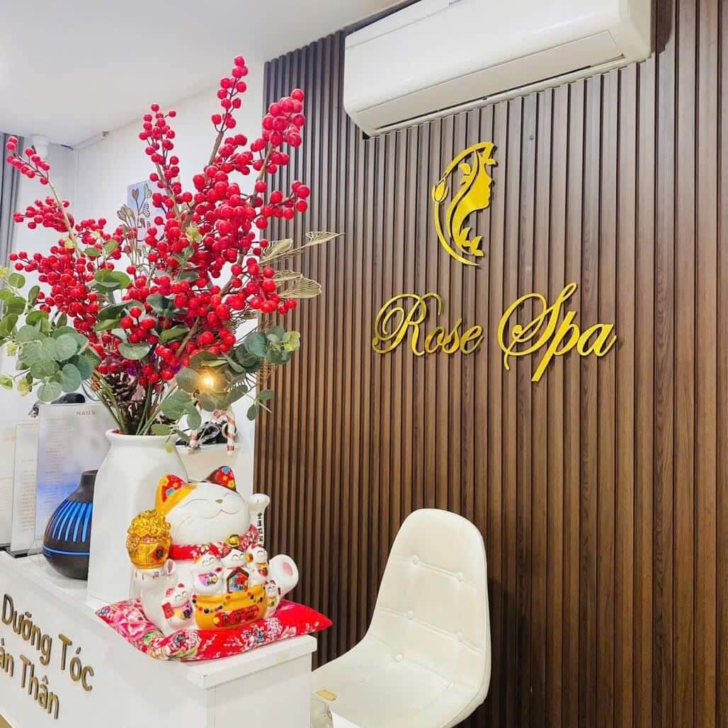 Bên trong Rose Spa với bình hoa đỏ và mèo thần tài trang trí, tạo không gian thư giãn và sang trọng.