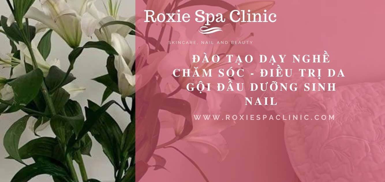 Hình ảnh quảng cáo Roxie Spa Clinic với hoa ly và thông tin đào tạo chăm sóc sắc đẹp.