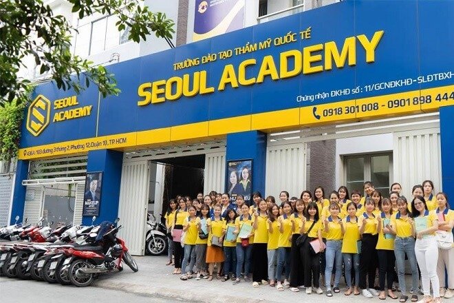 Học viên trước Seoul Academy tại TP.HCM. Trường đào tạo thẩm mỹ quốc tế, đông đúc và hiện đại.