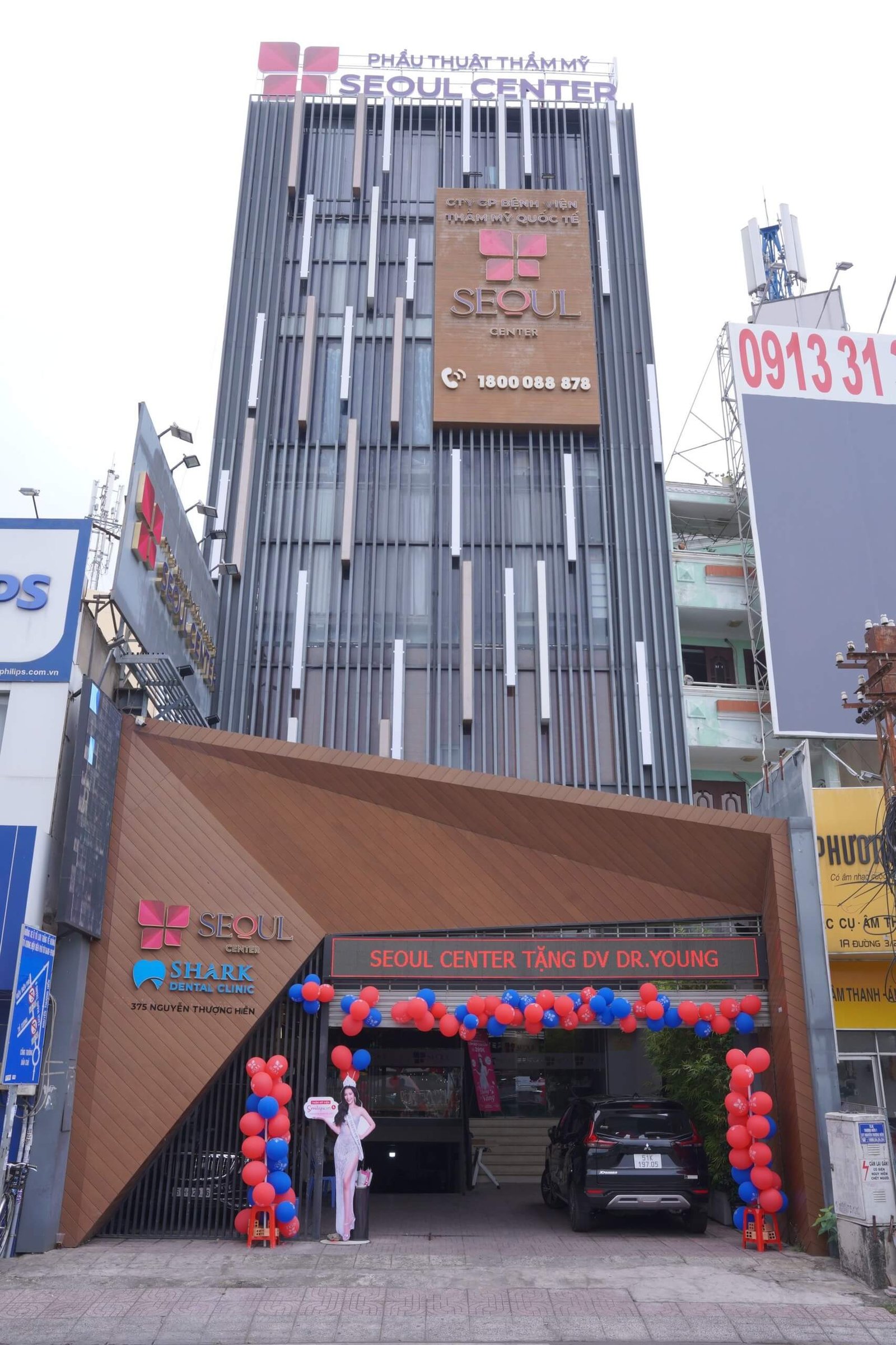 Mặt tiền của Seoul Center tại 375 Nguyễn Thượng Hiền, trang trí bóng bay đỏ xanh.