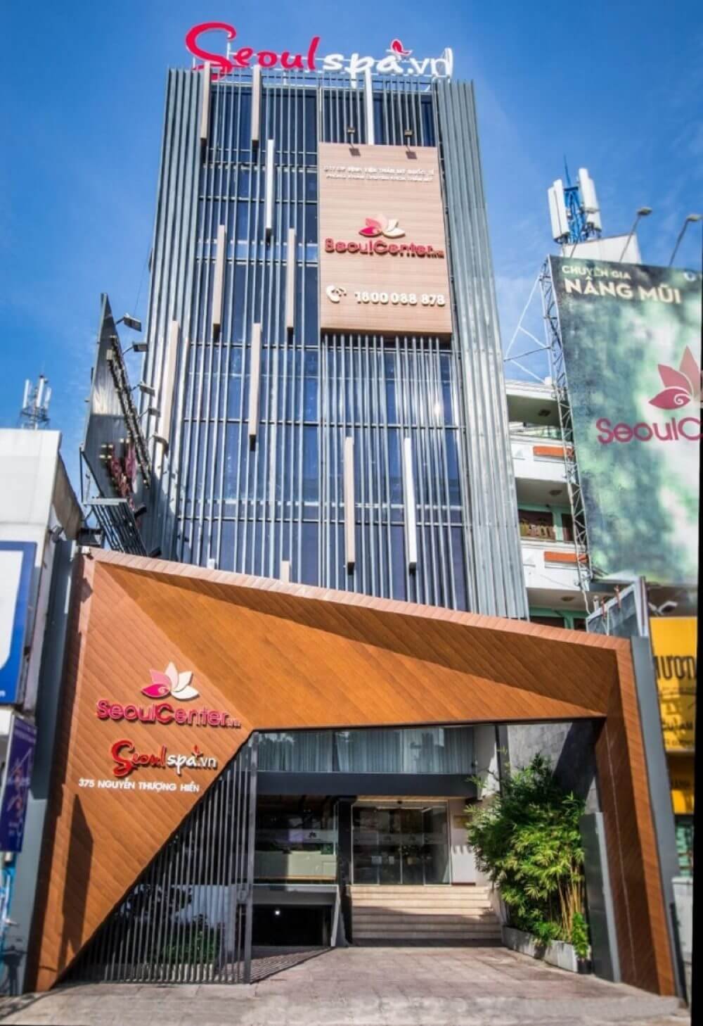 Tòa nhà Seoul Spa và Trung tâm Seoul tại đường Nguyễn Thượng Hiền, với thiết kế hiện đại và biển hiệu nổi bật.